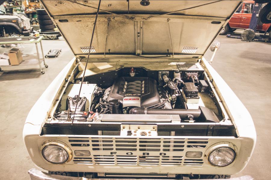 Моторный отсек Ford Bronco Derelict Roadster by ICON 2018 года  (фото 17 из 29)
